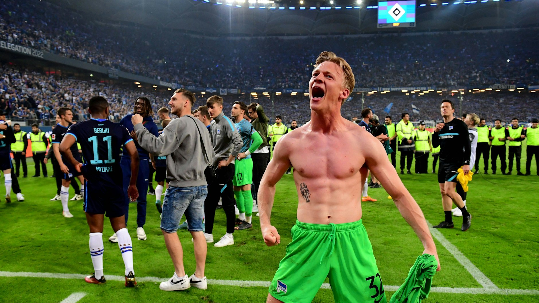 Was ein Typ: Oliver Christensen feierte den Klassenerhalt in der Relegation in Hamburg mit den Hertha-Fans ausgelassen.