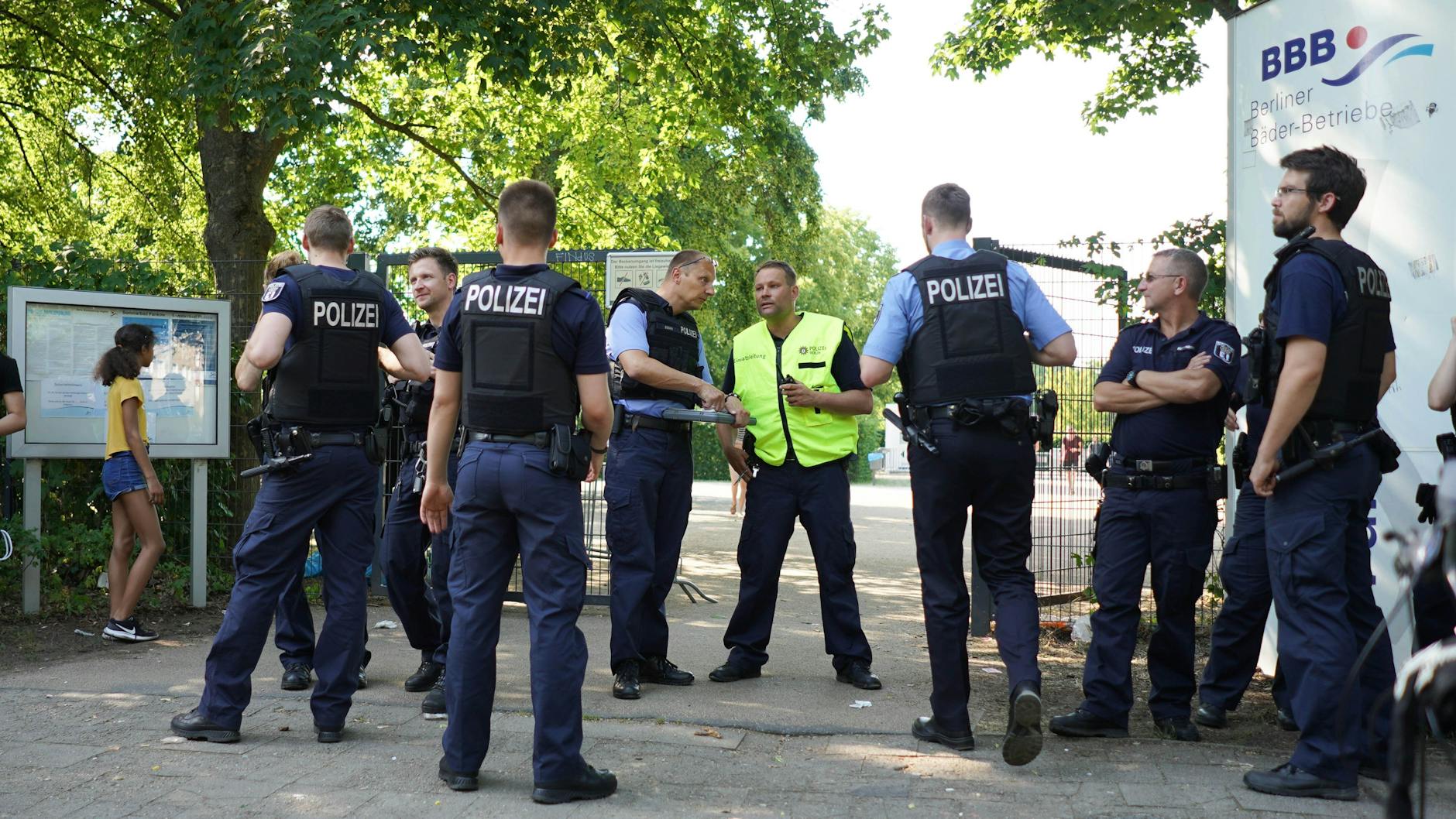 Immer wieder gibt es im Sommerbad Pankow Polizeieinsätze. (Archivbild)