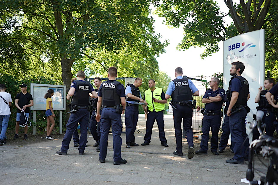 Immer wieder gibt es im Sommerbad Pankow Polizeieinsätze. (Archivbild)