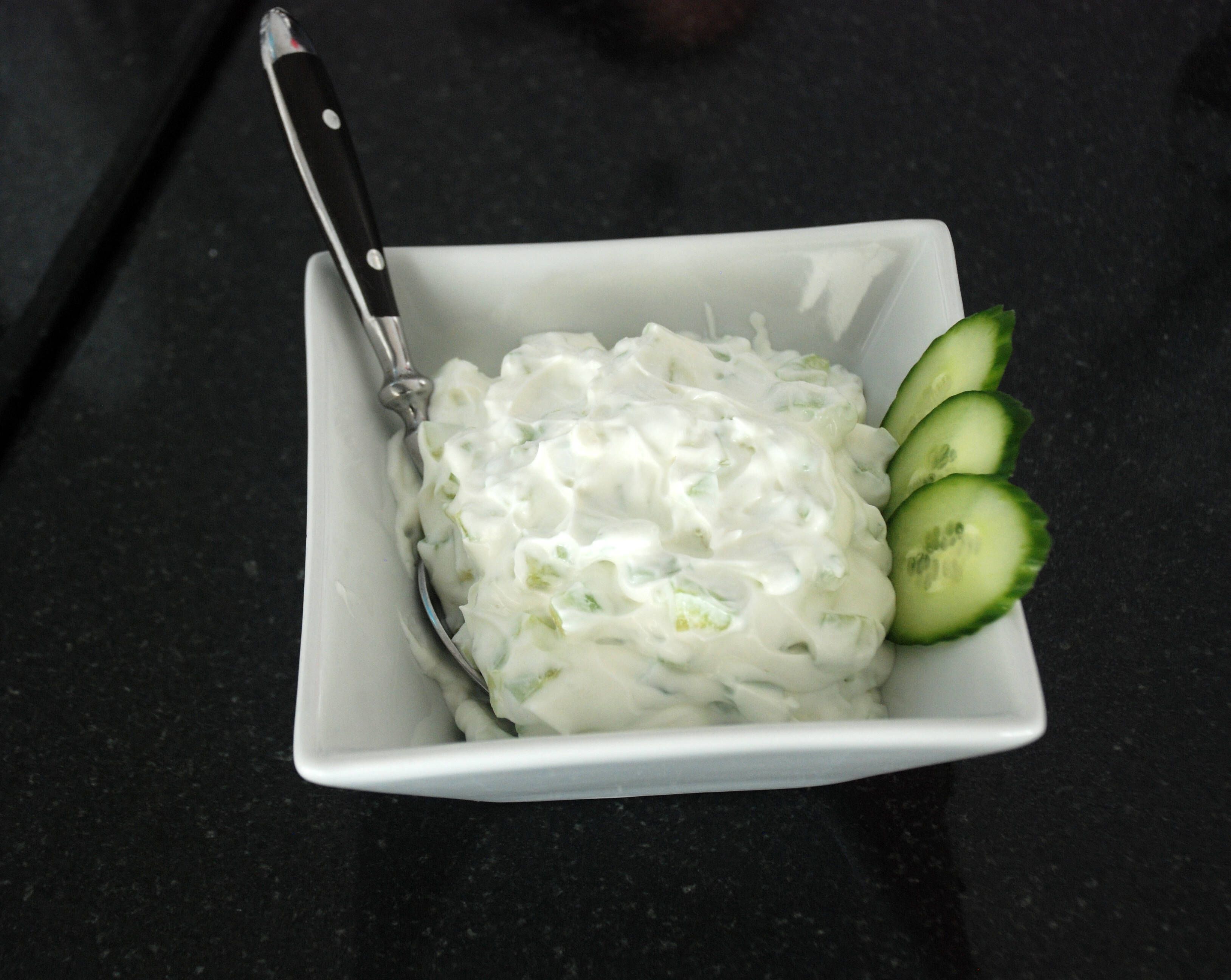 Feta-Joghurt-Dip mit Gurken und Knoblauch: Dieses Rezept ist die perfekte Beilage zum Grillen!