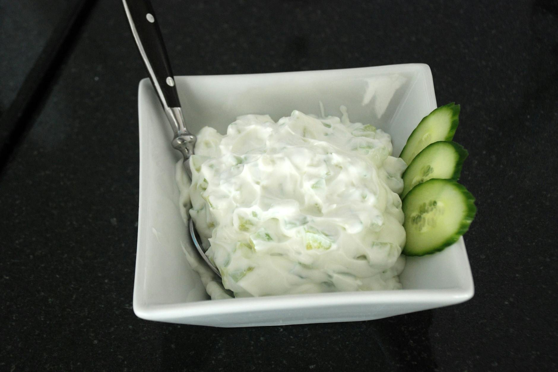 Der leckere Feta-Joghirt-Dip für das Grillbuffett stammt aus der türkischen Küche und wird dort Cacik genannt.