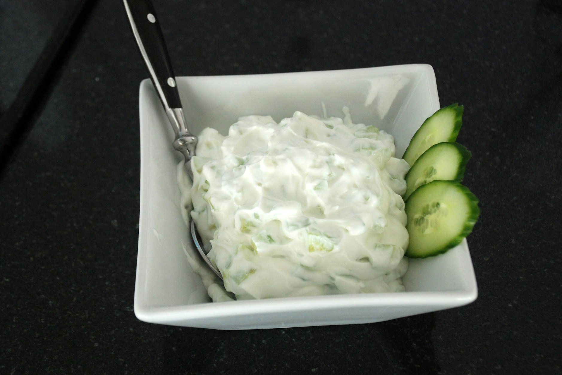 Der leckere Feta-Joghirt-Dip für das Grillbuffett stammt aus der türkischen Küche und wird dort Cacik genannt.