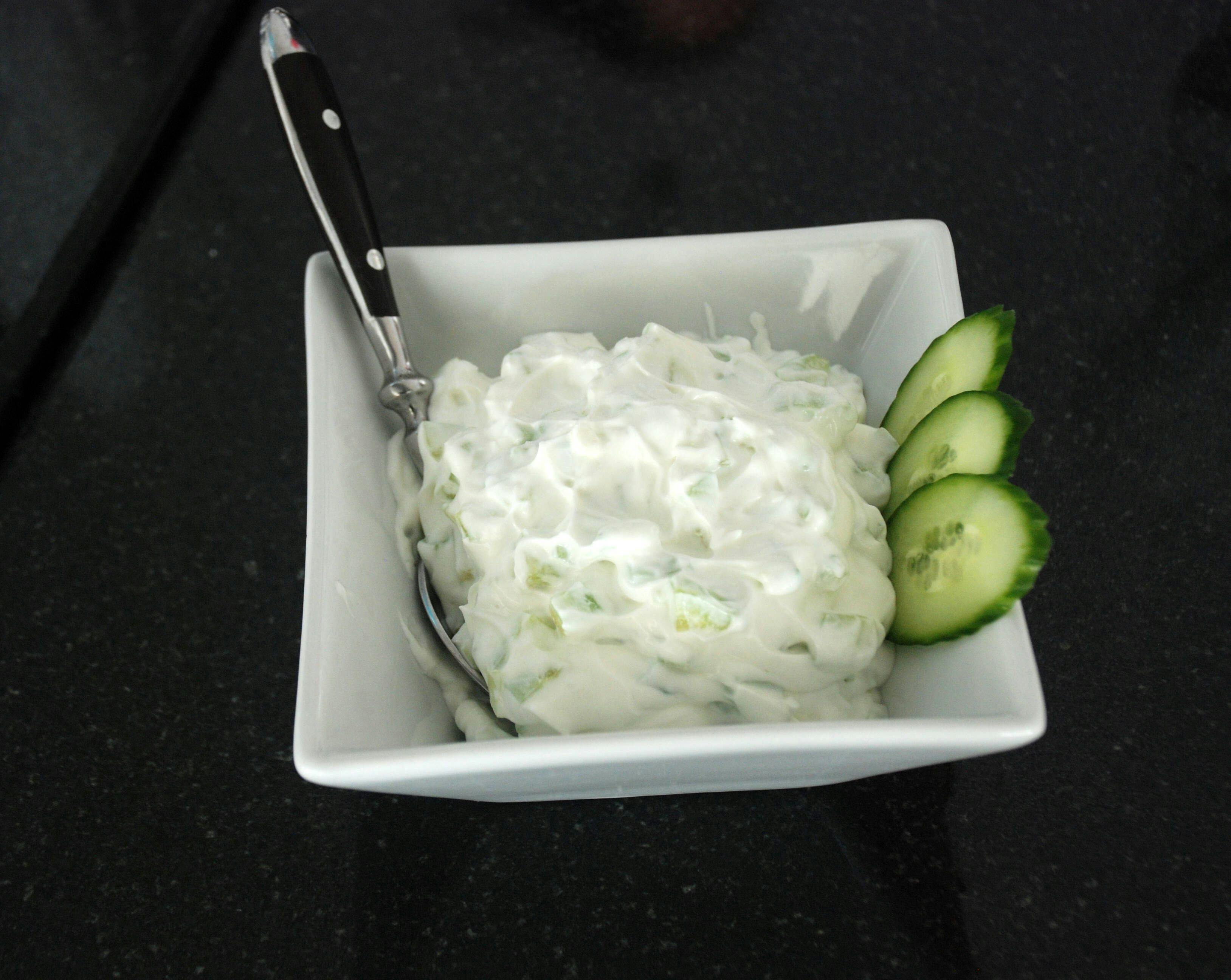 Feta-Joghurt-Dip mit Gurken und Knoblauch: Dieses Rezept ist die ...