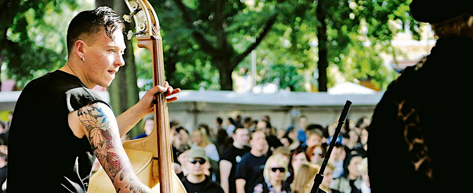 Puck Lensing, Bassist der Band The Boneshakers, bei einem Auftritt bei der Fête de la Musique.