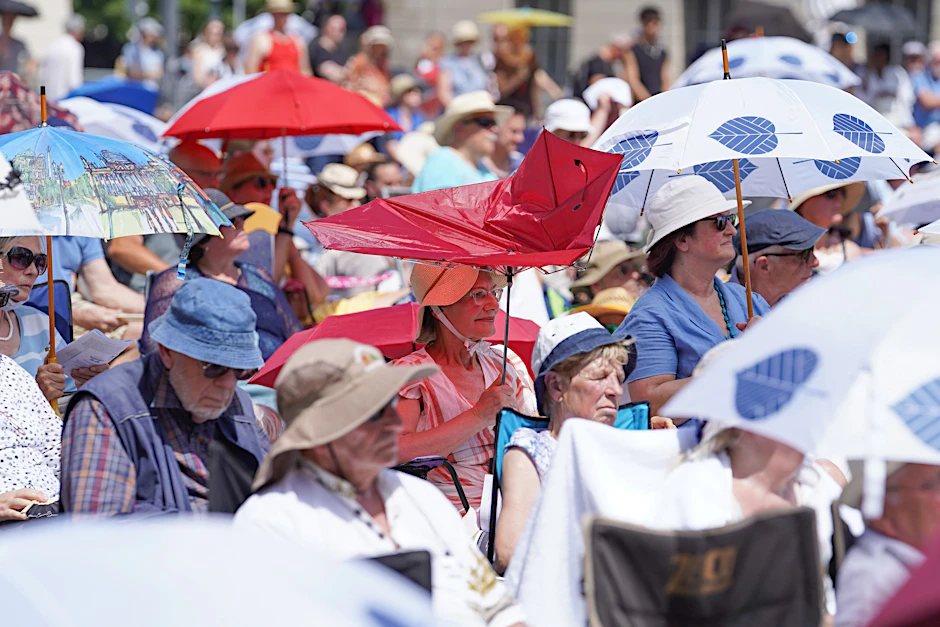 Senioren beim Open Air der Staatsoper in Berlin schützen sich vor der Sonne. Vor allem sie gefährdet die  Hitze.