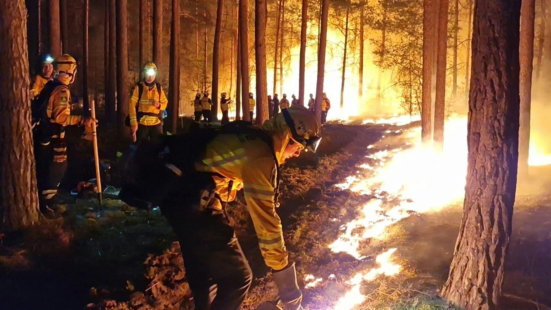 Einsatzkräfte legten zunächst Gegenfeuer, um die weitere Ausbreitung des Brandes zu verhindern.