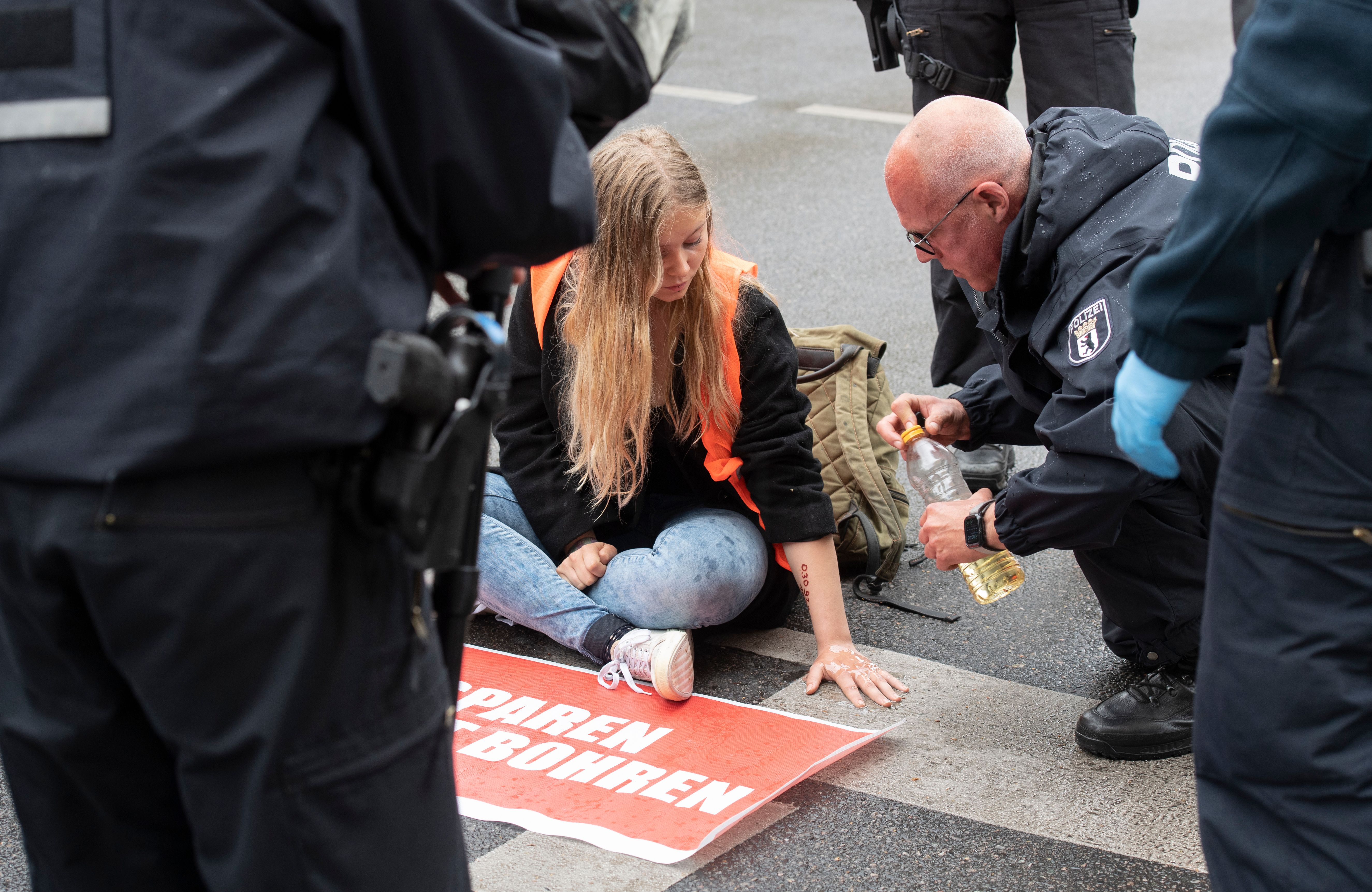 Letzte Generation: Aktivisten Blockieren Autobahnen In Berlin