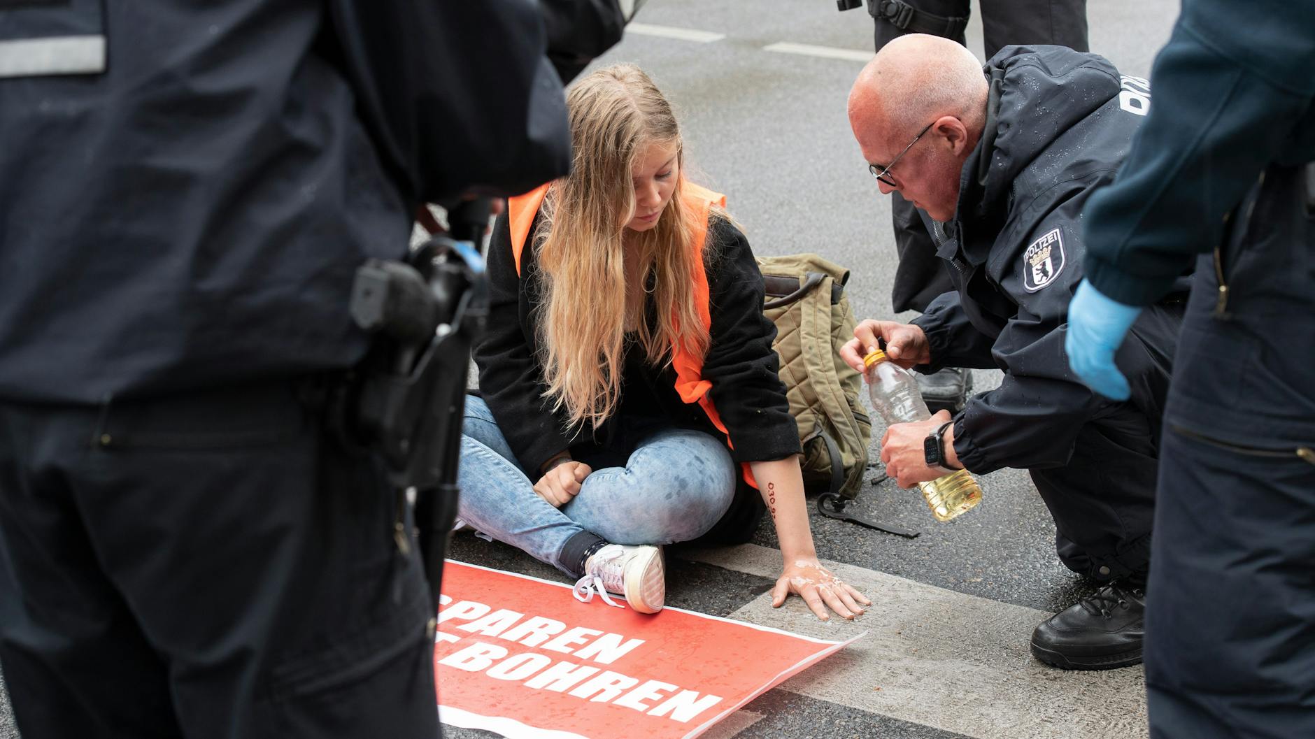 Eine Demonstrantin hat sich an der Wexstraße festgeklebt.