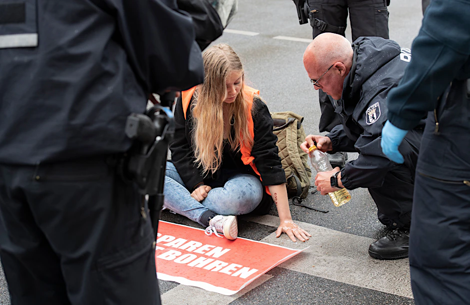 Eine Demonstrantin hat sich an der Wexstraße festgeklebt.
