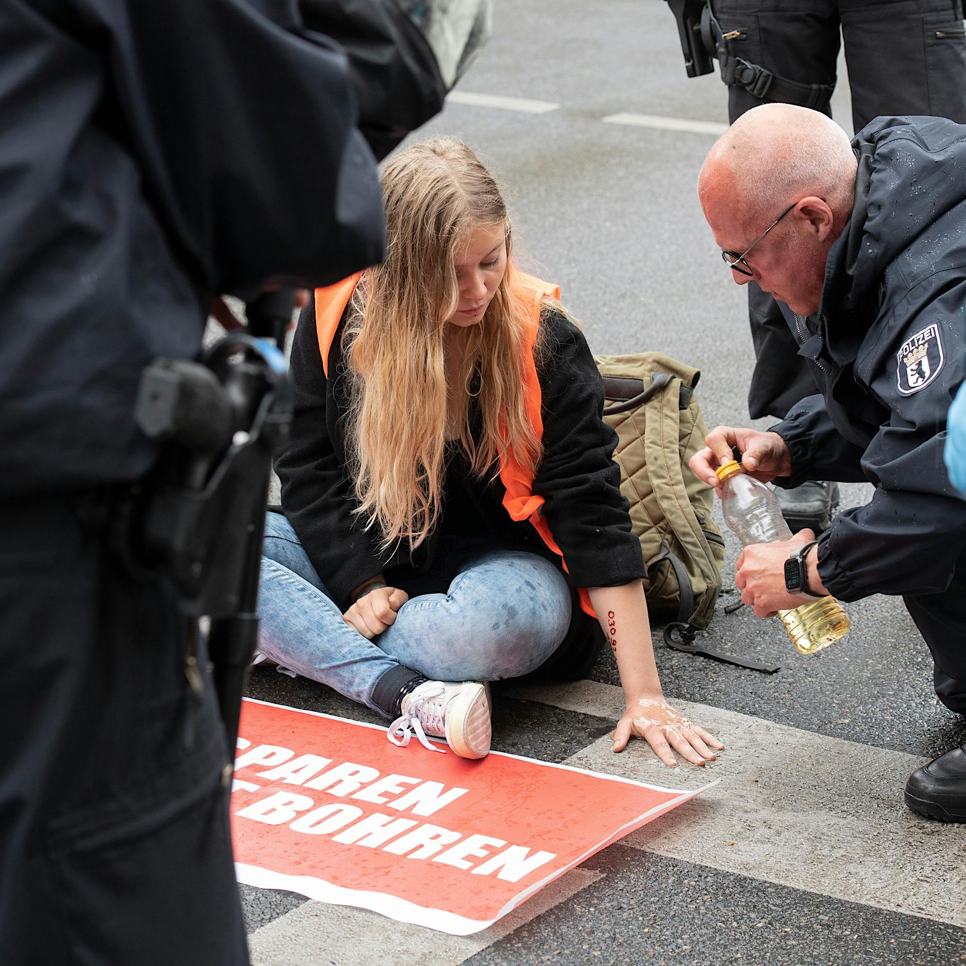 Letzte Generation: Aktivisten blockieren Autobahnen in Berlin