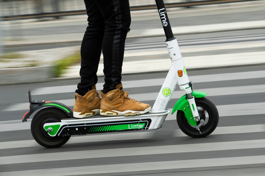 Charlottenburg: Polizistin verfolgt Unruhestifter auf E-Scooter
