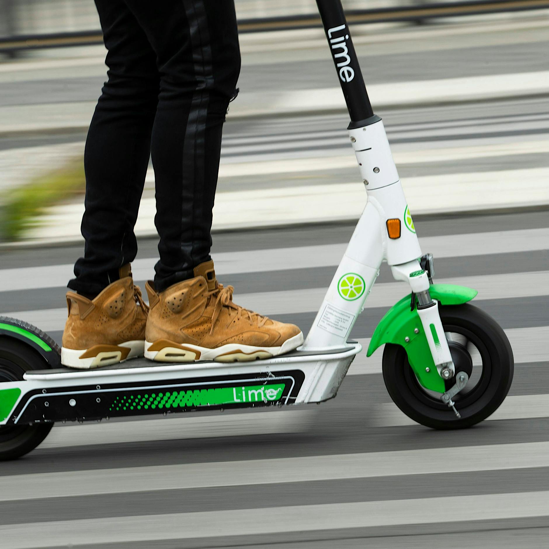 Charlottenburg: Polizistin verfolgt Unruhestifter auf E-Scooter