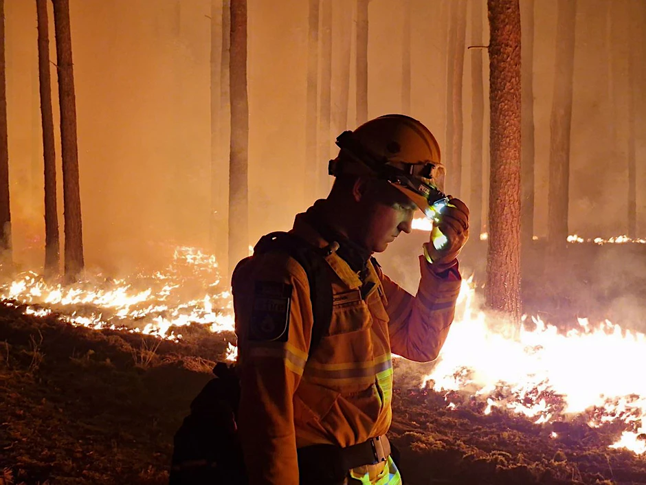 Ein Feuerwehrmann bei der Bekämpfung des Waldbrands in Beelitz