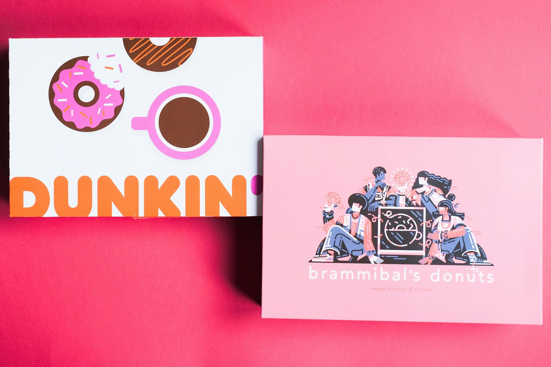 Seventies-Style in Pink und Orange: Die Schachteln der beiden Konkurrenten strahlen einen ähnlichen Vibe aus.