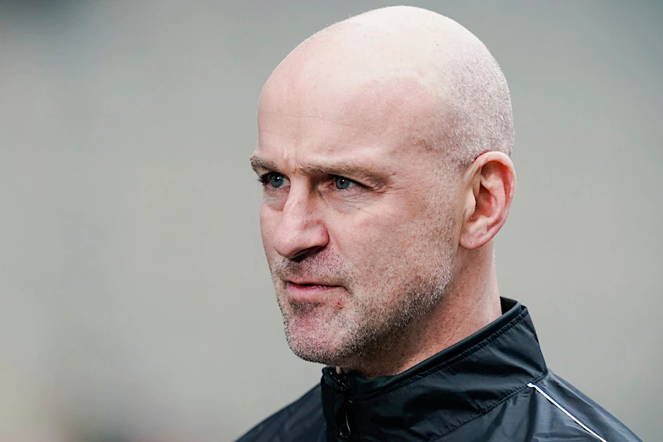 ARCHIV - Der Ex-Trainer von Kaiserslautern Marco Antwerpen beglückwünscht das Team zum Aufstieg.   - WICHTIGER HINWEIS: Gemäß den Vorgaben der DFL Deutsche Fußball Liga bzw. des DFB Deutscher Fußball-Bund ist es untersagt, in dem Stadion und/oder vom Spiel angefertigte Fotoaufnahmen in Form von Sequenzbildern und/oder videoähnlichen Fotostrecken zu verwerten bzw. verwerten zu lassen.