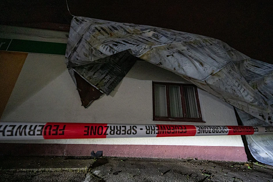 Ein Blechdach wurde vom Unwetter im Landkreis Freising zerstört.  