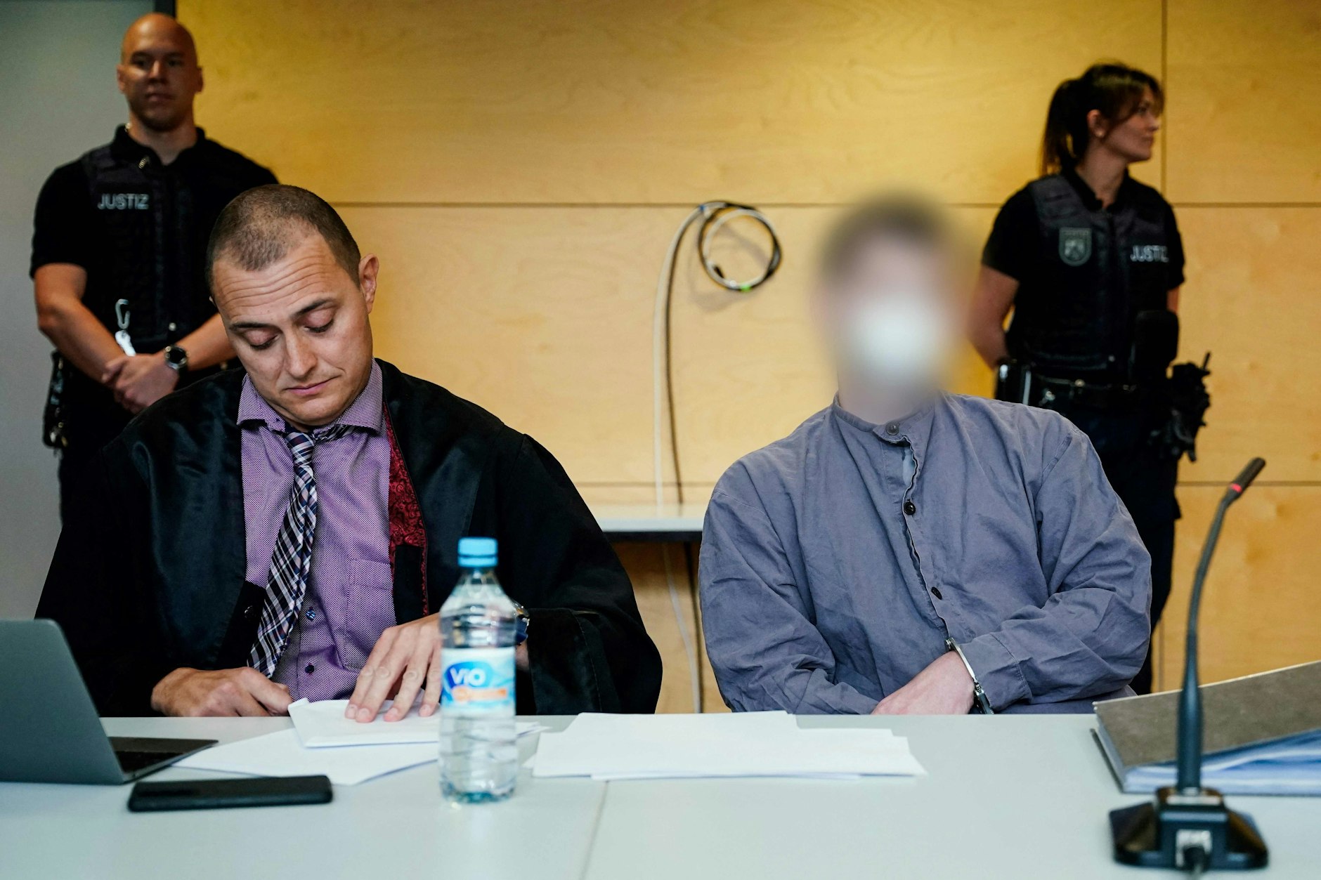 Der hauptverdächtige Andreas S. (r.) sitzt mit seinem Anwalt im Gerichtssaal.