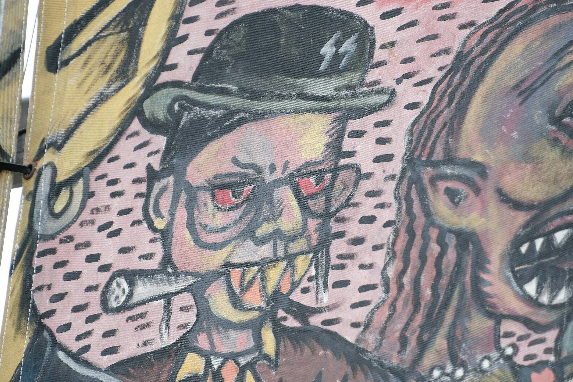 Banner des indonesischen Künstlerkollektivs Taring Padi mit eindeutig antisemitischen Darstellungen Juden als tierische Wesen mit Dracula-Zähnen und Schläfenlocken samt SS-Rune auf dem Hut.