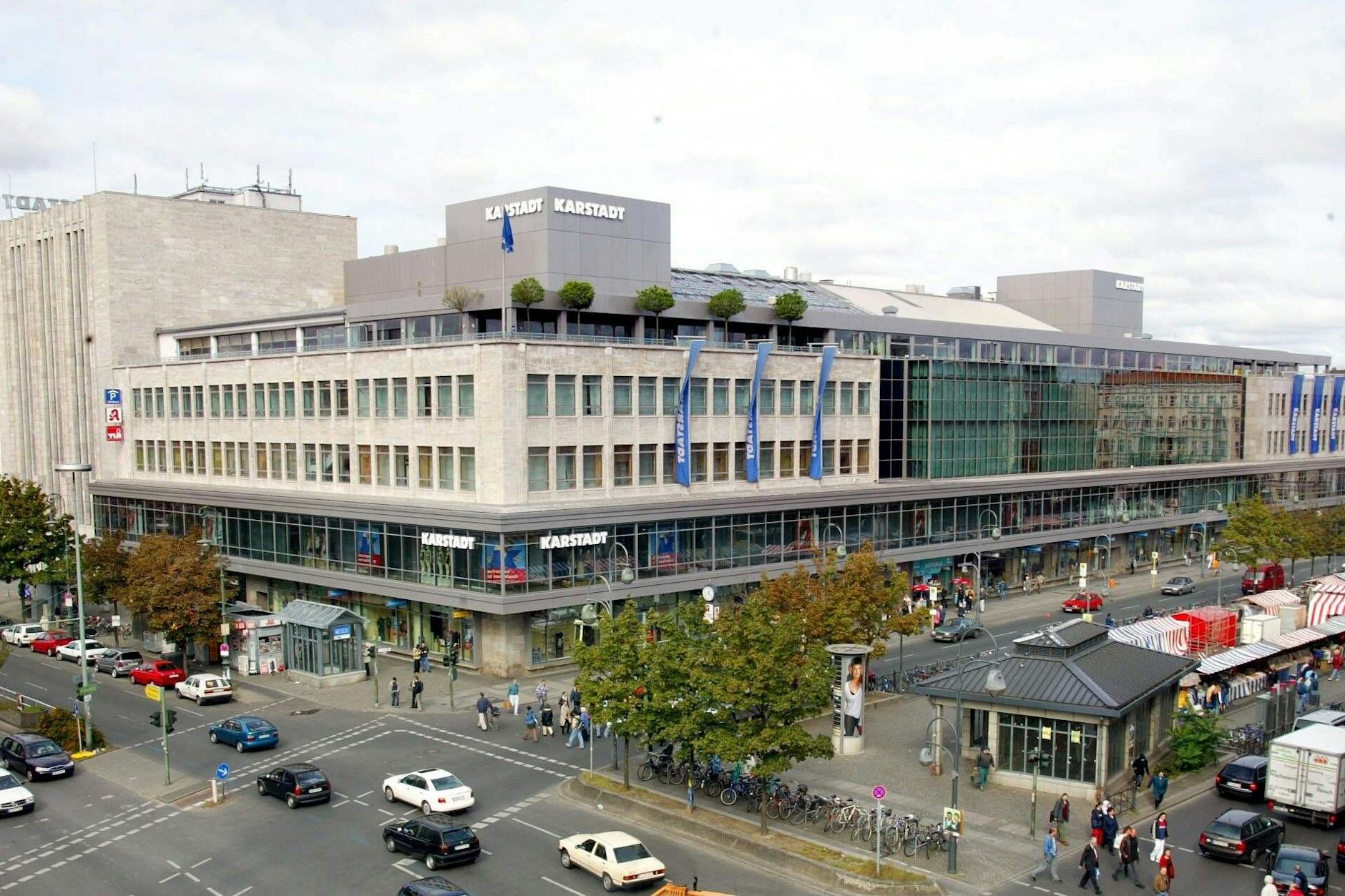 Mittendrin im Geschehen: der Karstadt mit seiner Dachterrasse direkt am Hermannplatz in Neukölln.