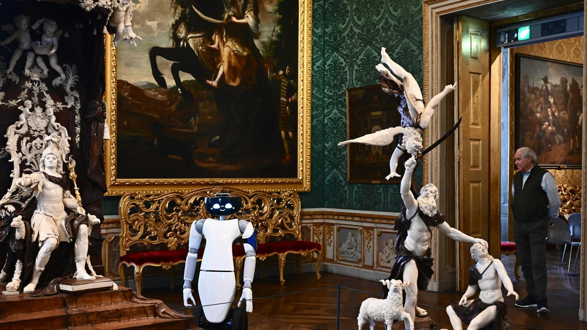 Der Roboter R1 des Italienischen Technologie-Instituts wird in Turiner Museen getestet: Über 5G-Mobilfunk durch Künstliche Intelligenz gesteuert, kommuniziert er mit Besuchern, erklärt Ausstellungsstücke und beantwortet Fragen.