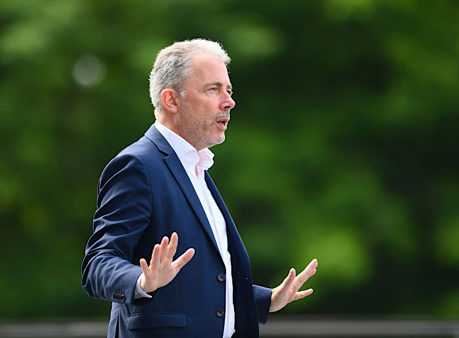 ARCHIV - Dynamo-Geschäftsführer Jürgen Wehlend kritisiert die Vorfälle nach dem Relegationsspiel von Dynamo Dresden gegen den 1. FC Kaiserslautern.  pa - WICHTIGER HINWEIS: Gemäß den Vorgaben der DFL Deutsche Fußball Liga bzw. des DFB Deutscher Fußball-Bund ist es untersagt, in dem Stadion und/oder vom Spiel angefertigte Fotoaufnahmen in Form von Sequenzbildern und/oder videoähnlichen Fotostrecken zu verwerten bzw. verwerten zu lassen.