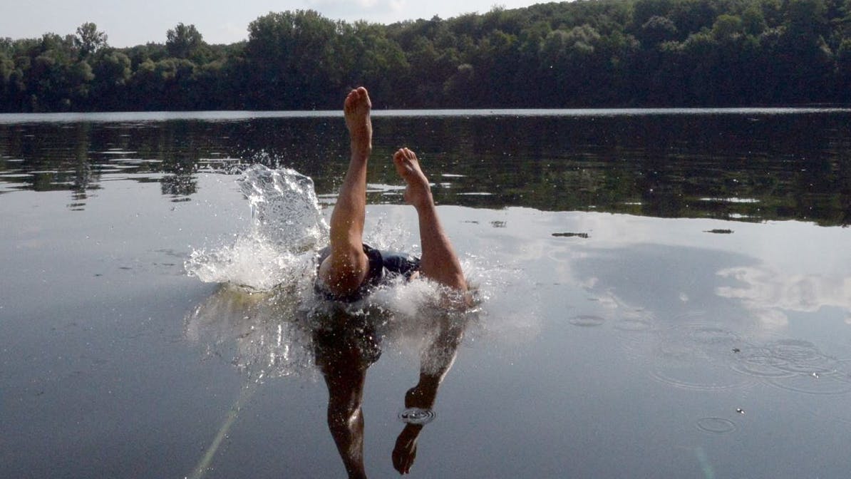 Die Zerkarien-Gefahr lauert am Badesee. (Symbolbild)