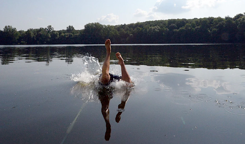 Die Zerkarien-Gefahr lauert am Badesee. (Symbolbild)