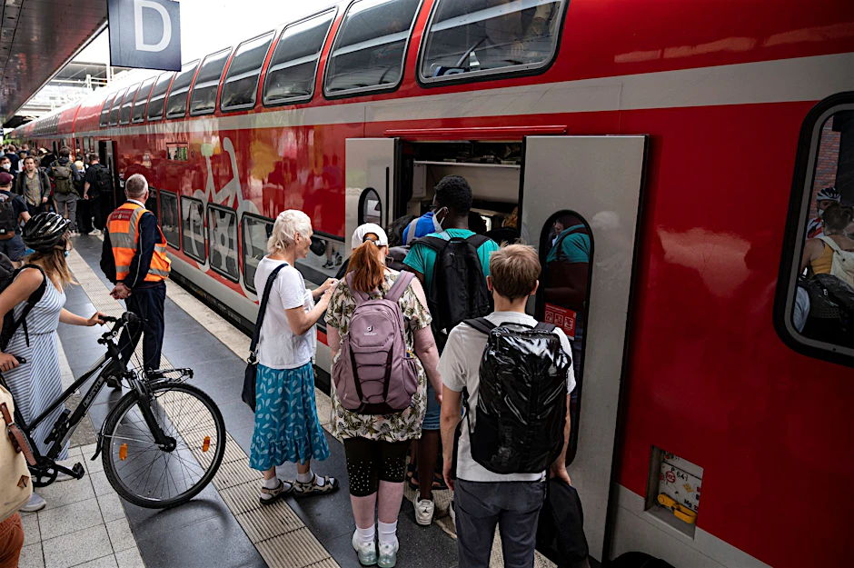 Ein Hotspot des Ausflugsverkehrs: Im Bahnhof Berlin-Gesundbrunnen drängen sich Fahrgäste in einen Regionalexpresszug der DB in Richtung Ostsee.