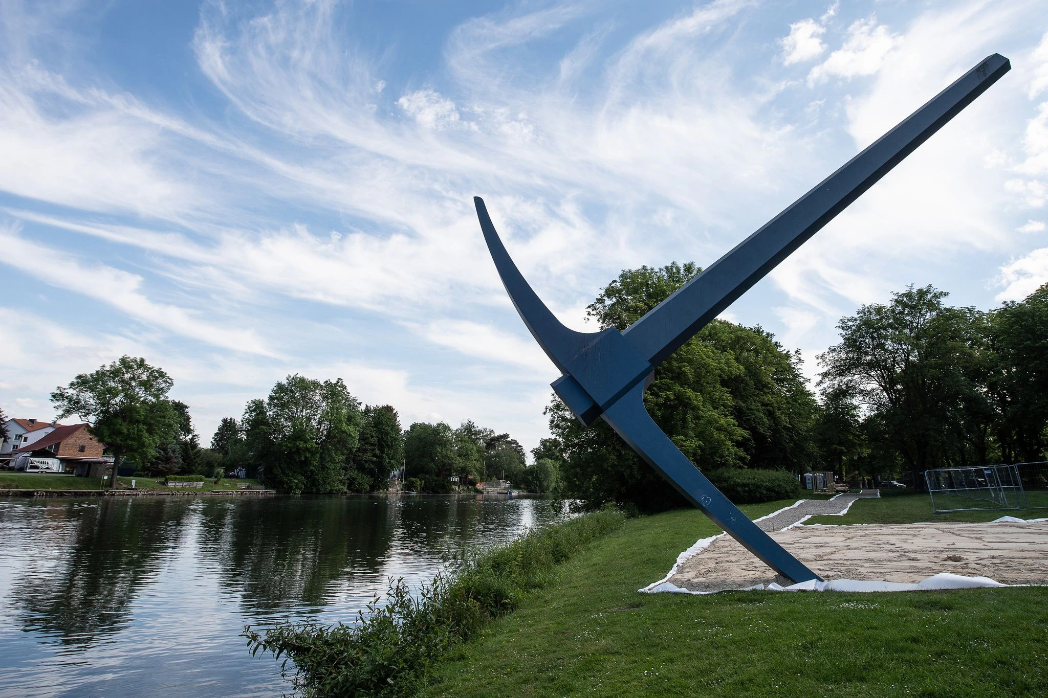 PRODUKTION - «Die Spitzhacke» am Ufer der Fulda von Künstler Claes Oldenburg.  