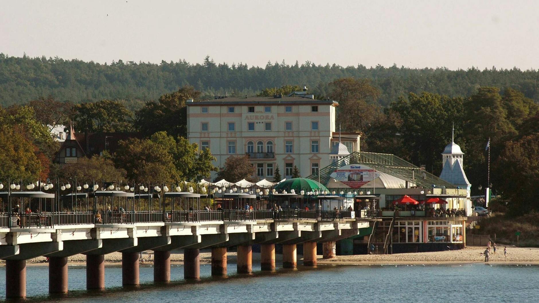 Auch Polen kann Seebad: Hotel Aurora hinter der Seebrücke in Misdroy.