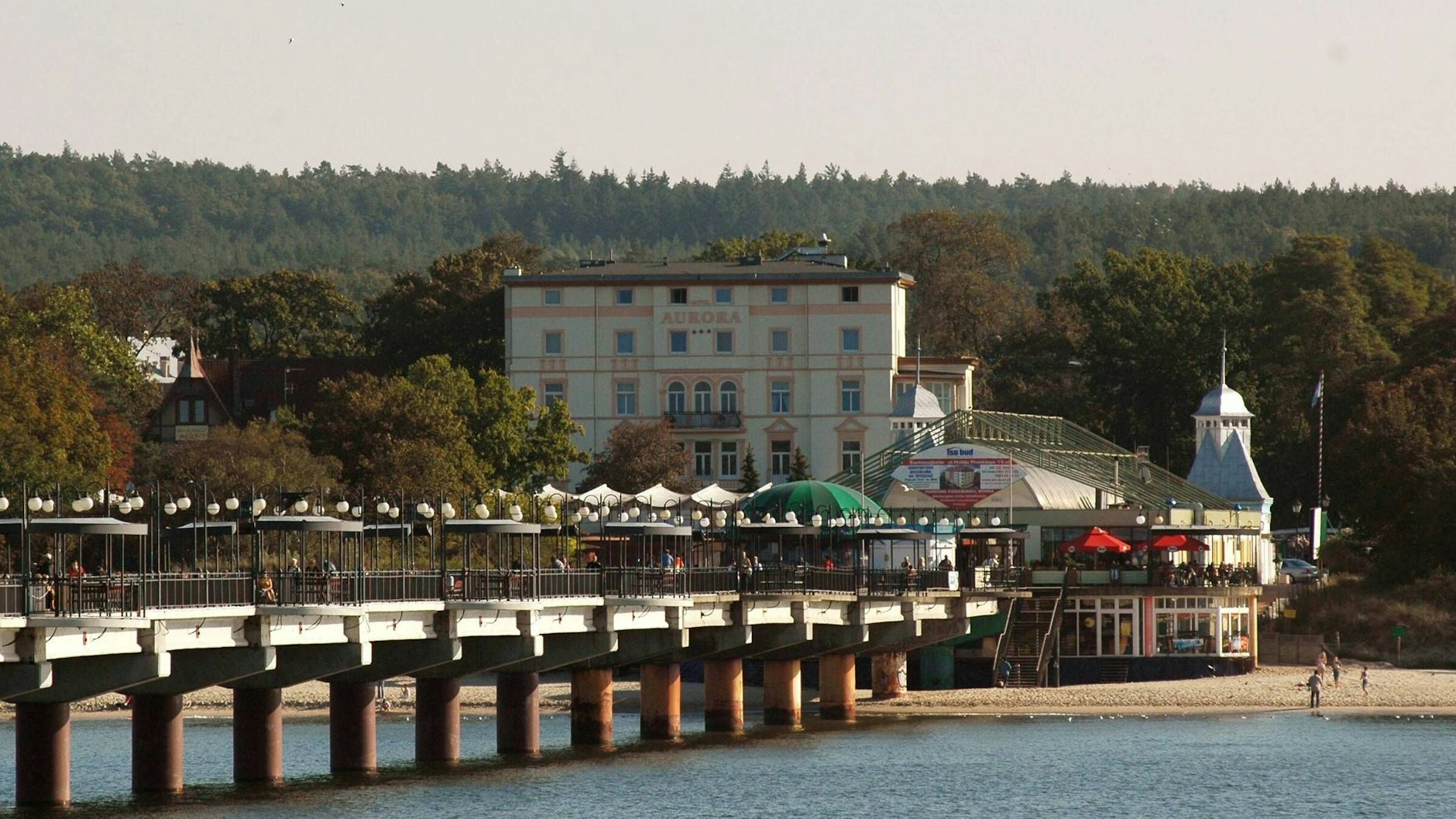 Auch Polen kann Seebad: Hotel Aurora hinter der Seebrücke in Misdroy.