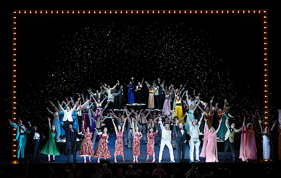 HANDOUT - Das große Finale mit dem gesamten Ensemble der Revue in der Komischen Oper.  r/dpa - ACHTUNG: Nur zur redaktionellen Verwendung im Zusammenhang mit der aktuellen Berichterstattung und nur mit vollständiger Nennung des vorstehenden Credits