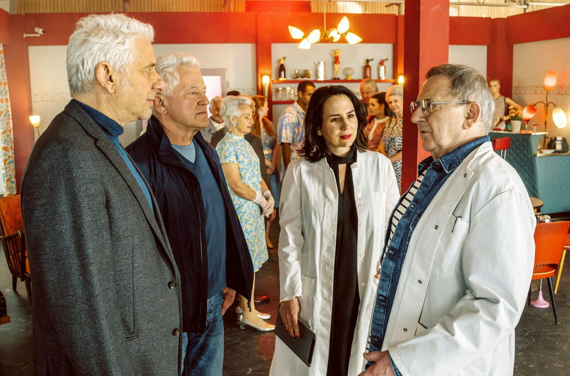 HANDOUT - Franz Leitmayr (Udo Wachtveitl, l-r), Ivo Batic (Miroslav Nemec), Laura Lechner (Anna Grisebach) und Prof. Ralph Vonderheiden (Andre Jung) in einer Szene des "Tatort: Flash". BR/dpa - ACHTUNG: Nur zur redaktionellen Verwendung im Zusammenhang mit einer Berichterstattung über die Sendung, honorarfrei, und nur mit vollständiger Nennung des vorstehenden Credits