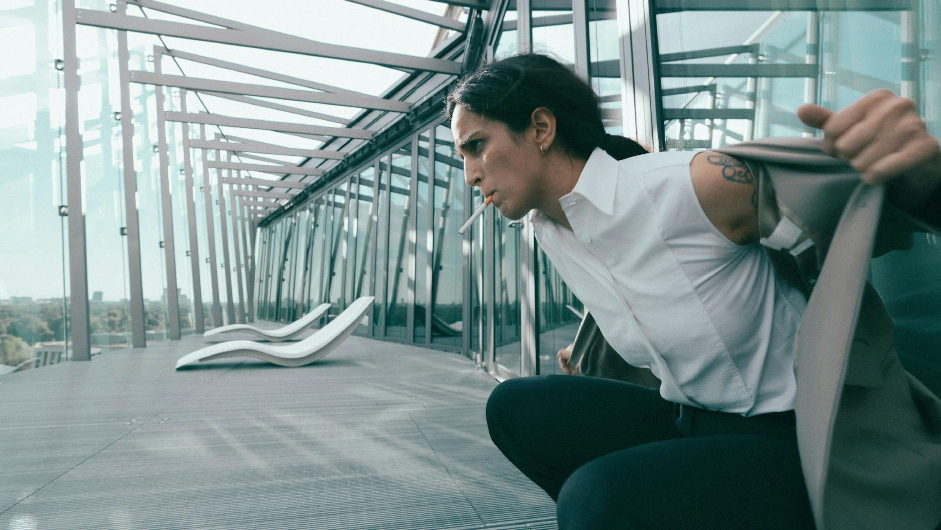 Ebru „Ebow“ Düzgün als Anwältin Seyma