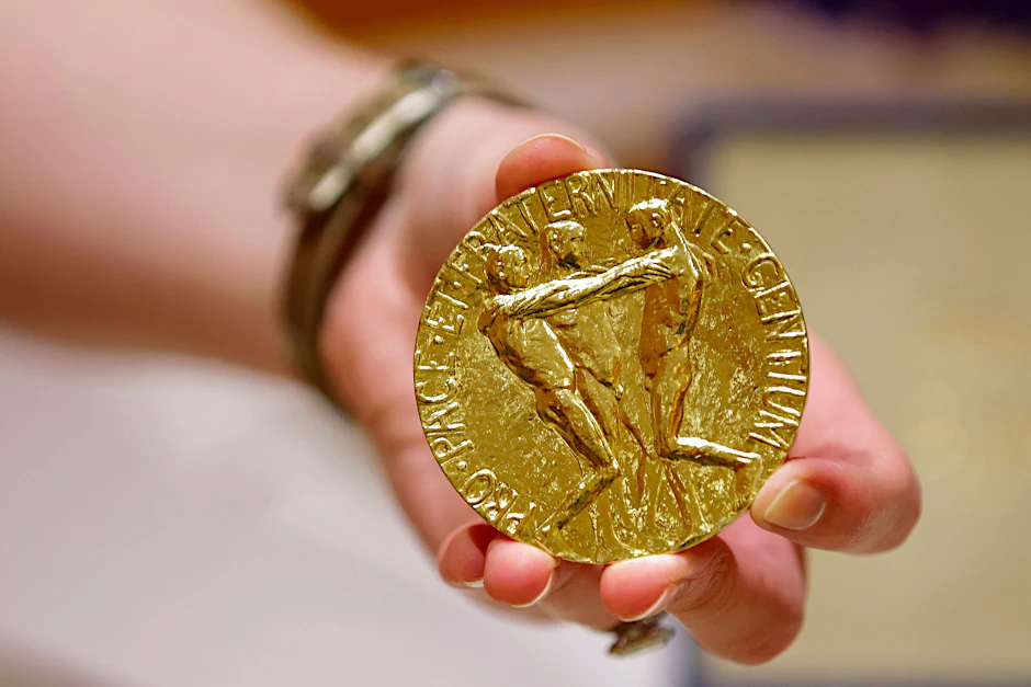Die Goldmedaille (23 Karat) des Journalisten Dmitri Muratow für den Friedensnobelpreis 2021 wird vor der Versteigerung im Times Center gezeigt.