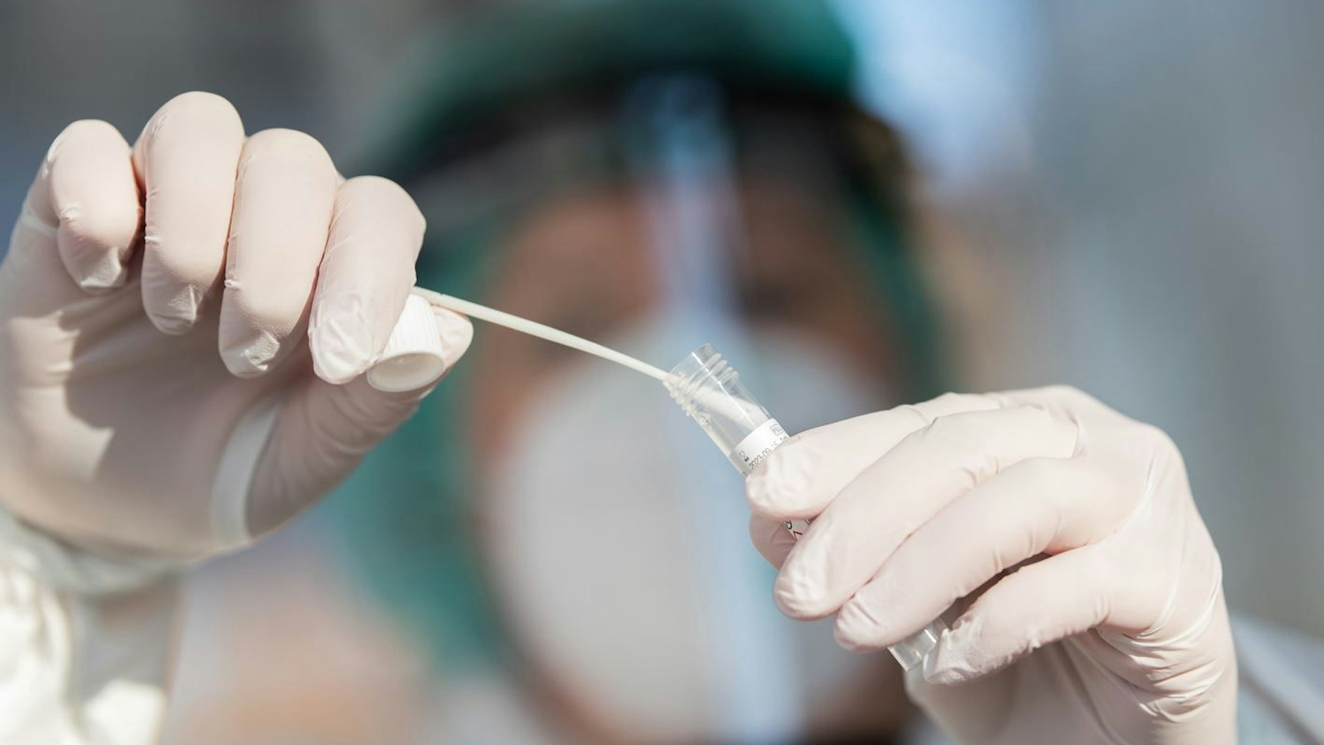 Ein Corona-Test wird durchgeführt (Symbolbild).