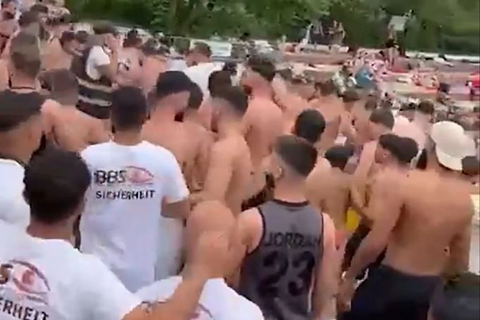 Eine Szene aus dem Video, dass die Massenschlägerei zeigt.