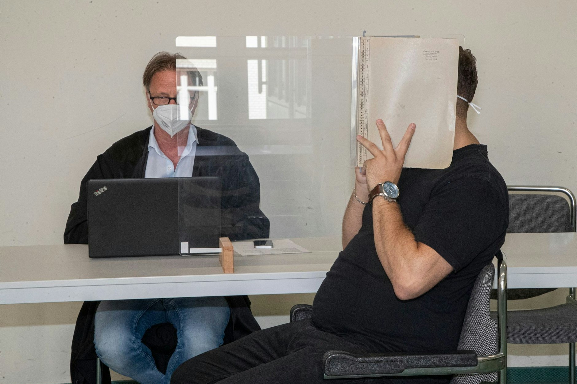 Der Verdächtige (r.) sitzt seit Dienstag wegen des Verdachts auf Corona-Nepp mit Testzentren in Berlin vor Gericht.