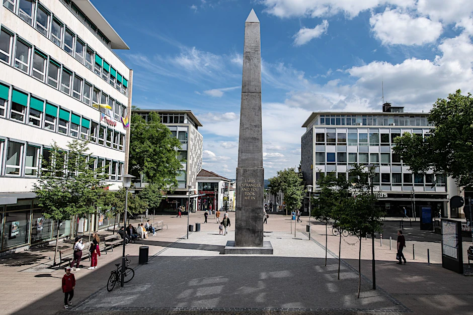 PRODUKTION - Der Obelisk von Künstler Olu Oguibe in der Treppenstraße.  