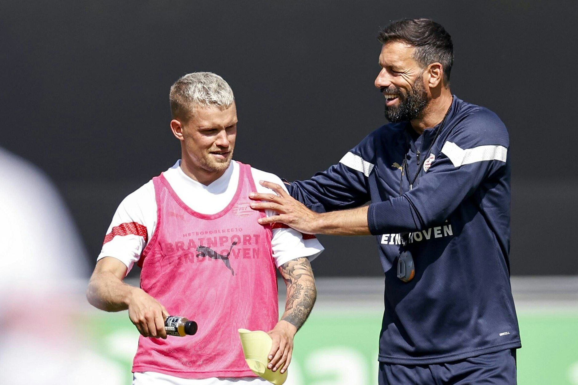 Philipp Max scherzt mit seinem neuen Coach Ruud van Nistelrooy.