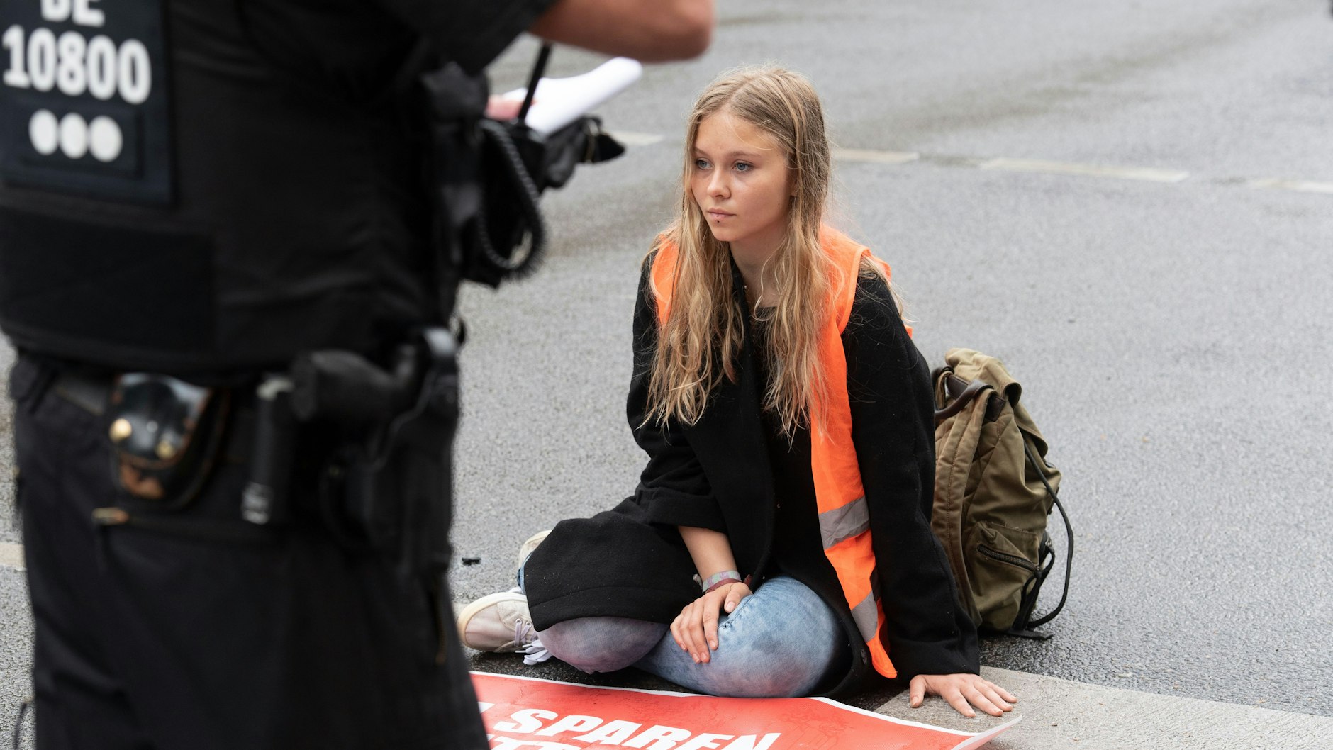 Aktivistinnen und Aktivisten haben in den vergangenen Tagen wieder Kreuzungen und Autobahnabfahrten blockiert. Einige haben eine Hand auf dem Asphalt festgeklebt.