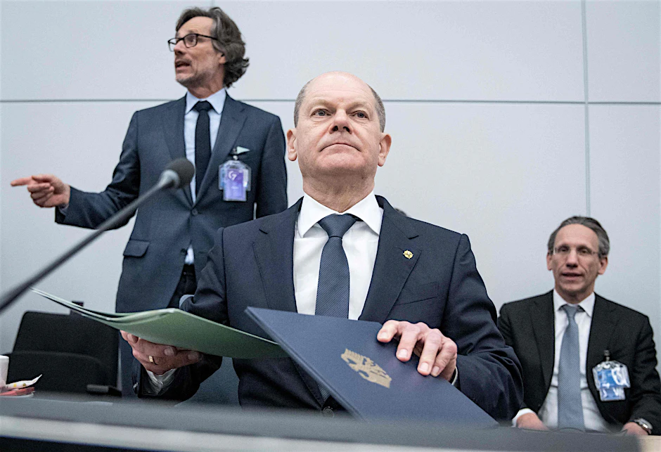 Bundeskanzler Olaf Scholz beim Nato-Gipfel im März in Brüssel zwischen Jens Plötner (l.) und Staatsekretär Jörg Kukies