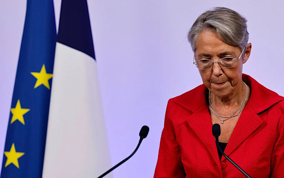 Noch ist unklar, ob Emmanuel Macron an der erst im Mai ernannten neuen Premierministerin Élisabeth Borne festhalten kann.  