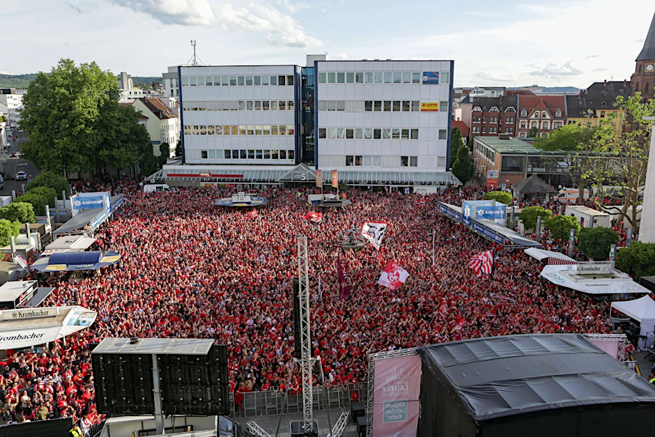 Tausende Fans feiern den Aufstieg des 1. FC Kaiserslautern auf dem Stiftplatz.  