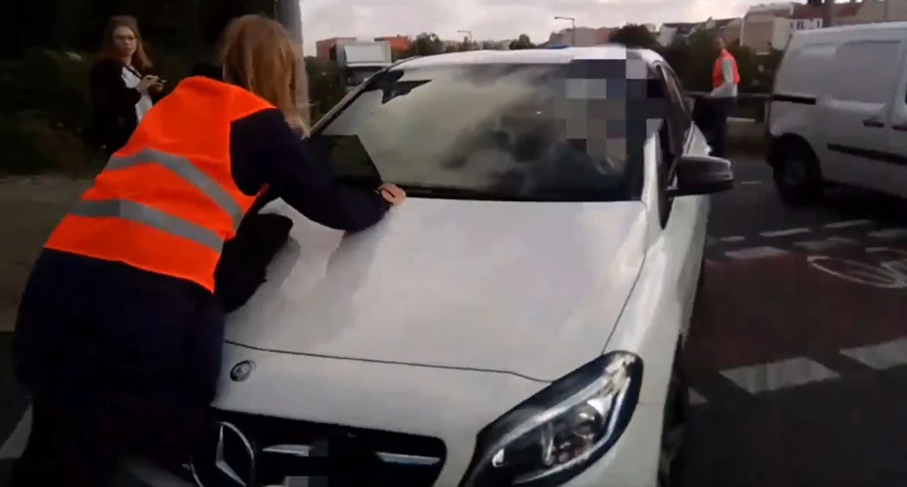 Demonstranten blockieren Straßen: Situation eskaliert, Autofahrer aggressiv