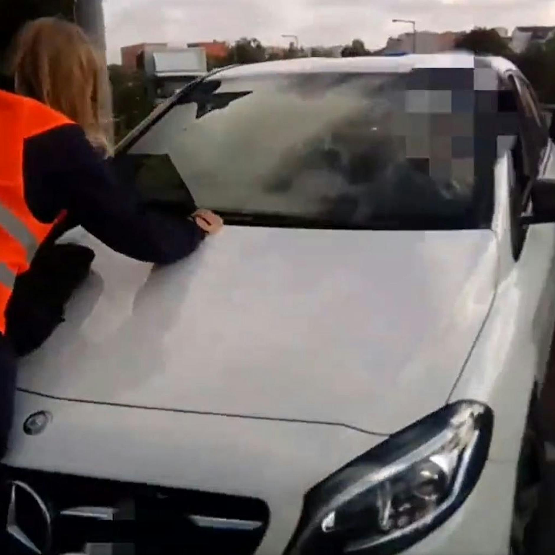 Demonstranten blockieren Straßen: Situation eskaliert, Autofahrer aggressiv
