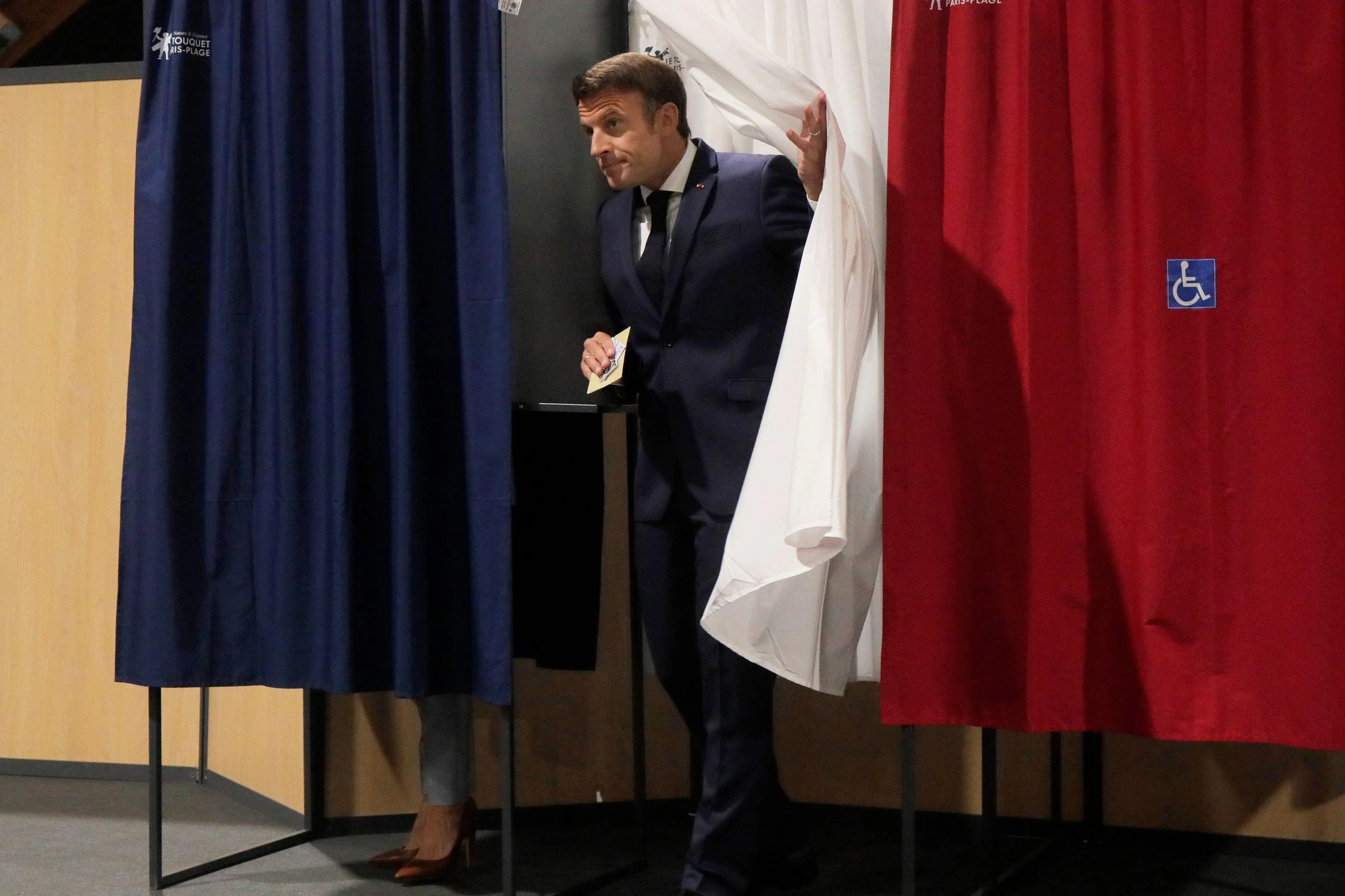 dpatopbilder - Präsident Emmanuel Macron erleidet eine schwere Niederlage.  