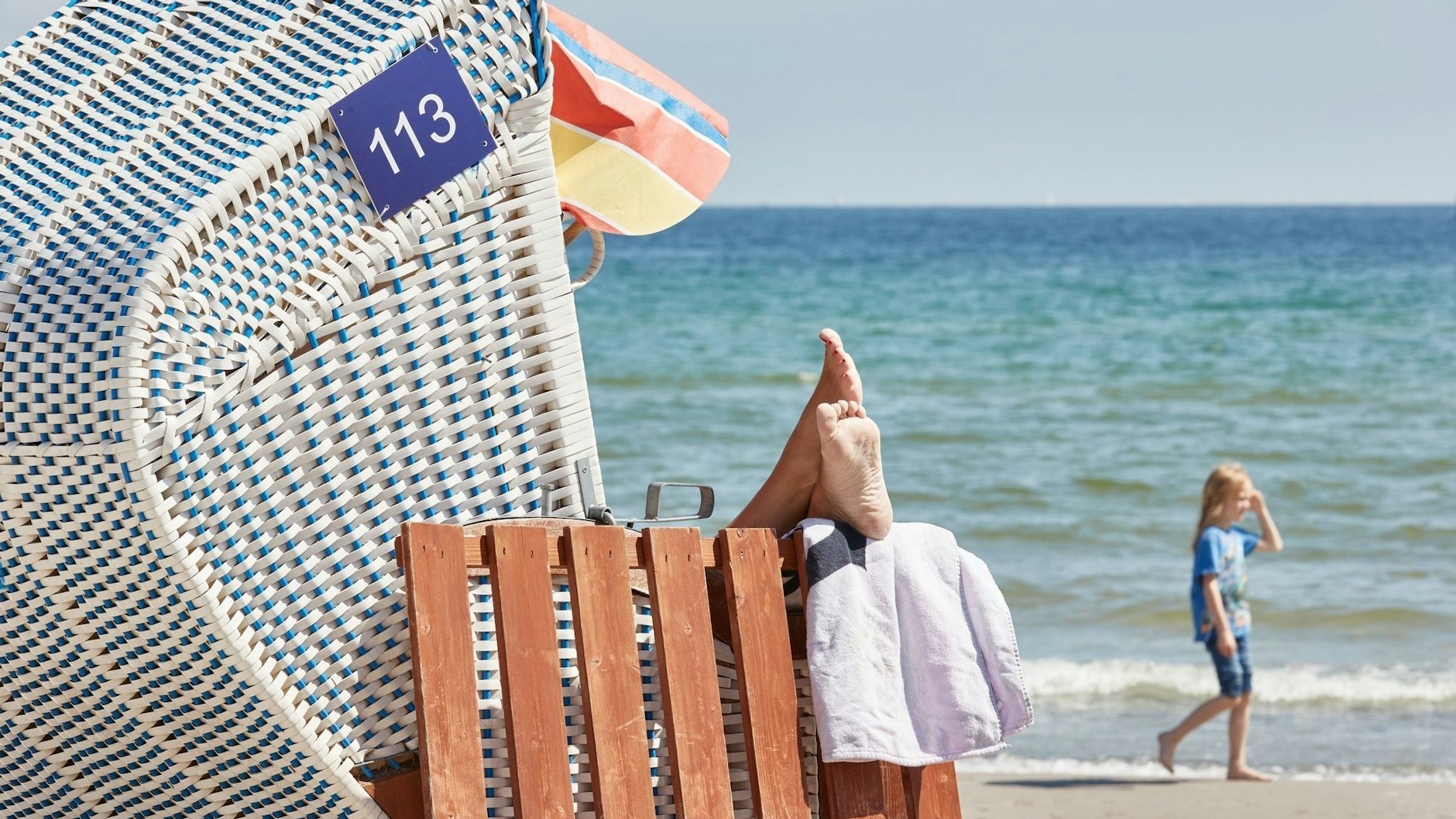 Bald ist es soweit: Die Ferienzeit startet. Sonne, Strand, Meer – doch was passiert, wenn der Urlaub plötzlich ins Wasser fällt?