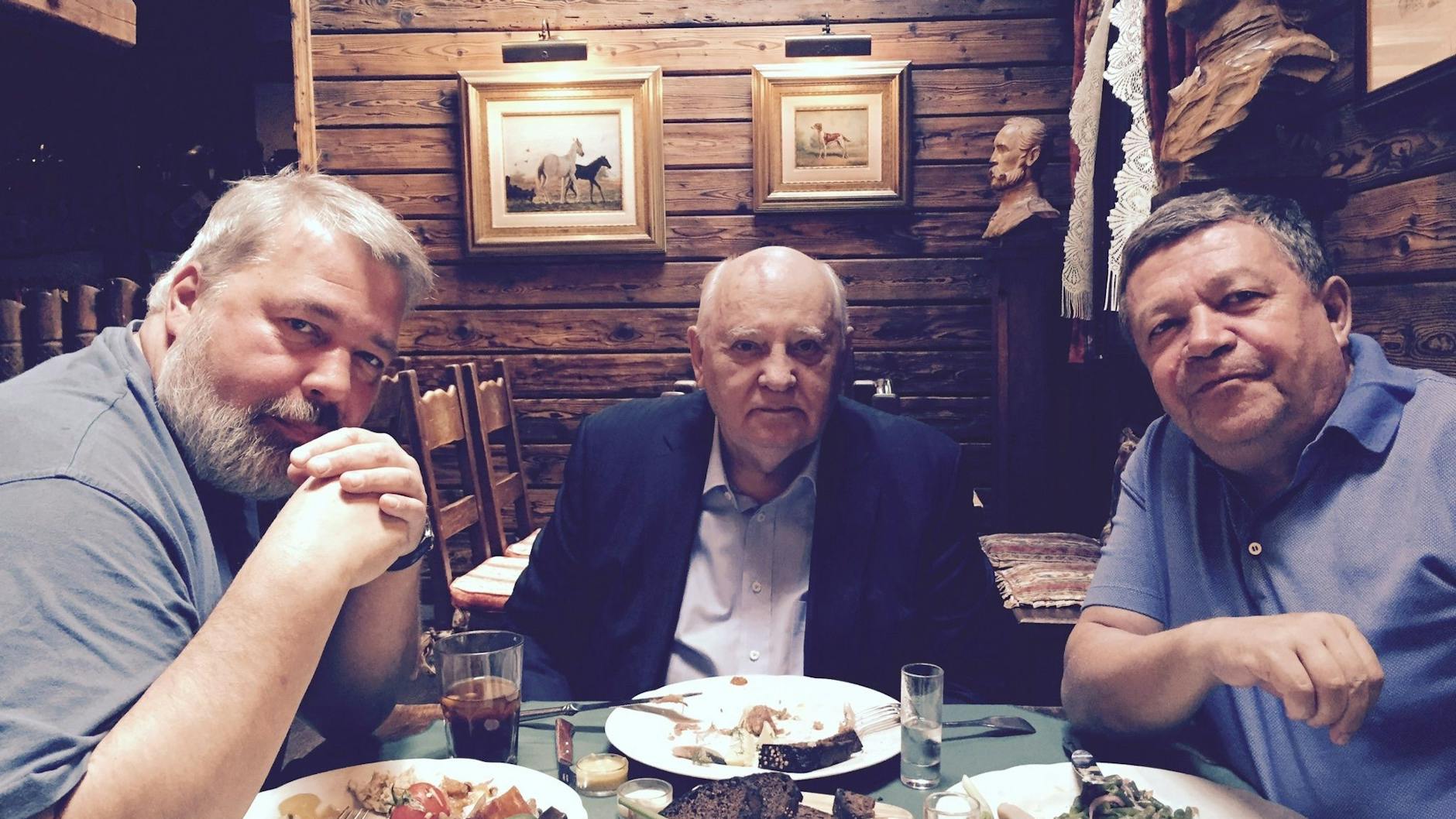 Ruslan Grinberg beim Essen mit zwei Friedensnobelpreisträgern: Michail Gorbatschow und Dmitri Andrejewitsch Muratow, dem Chefredakteur der in Russland verbotenen Zeitschrift „Novaya Gazette“