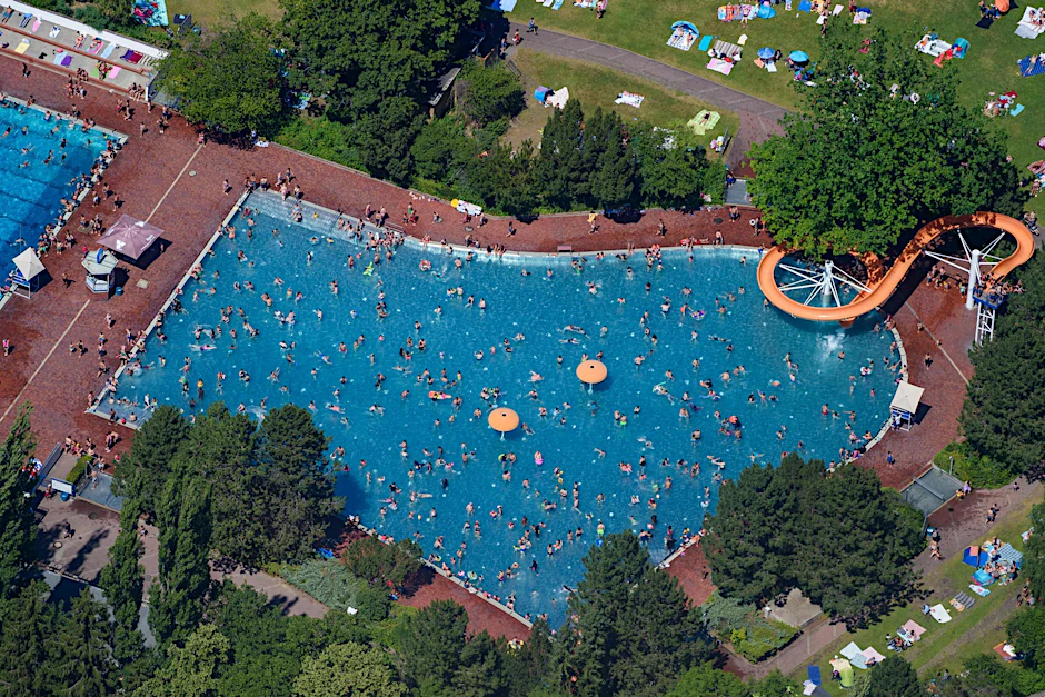 ARCHIV - Menschen baden und sonnen sich im Sommerbad am Insulaner im Berliner Bezirk Steglitz. (Luftaufnahme).  